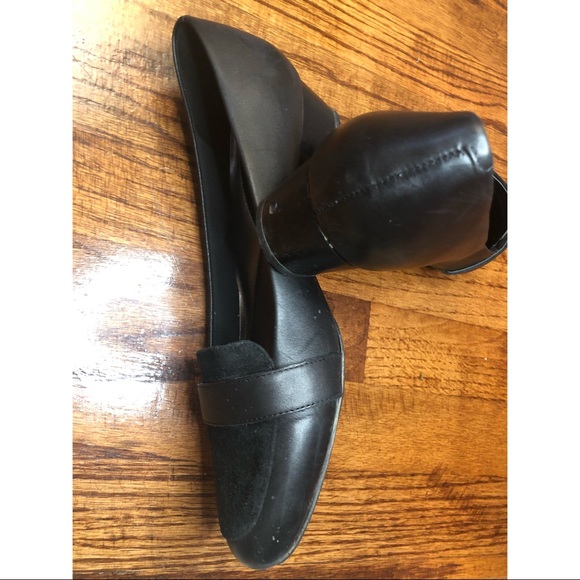 Like new black heels purchased at the Bay - Picture 4 of 4